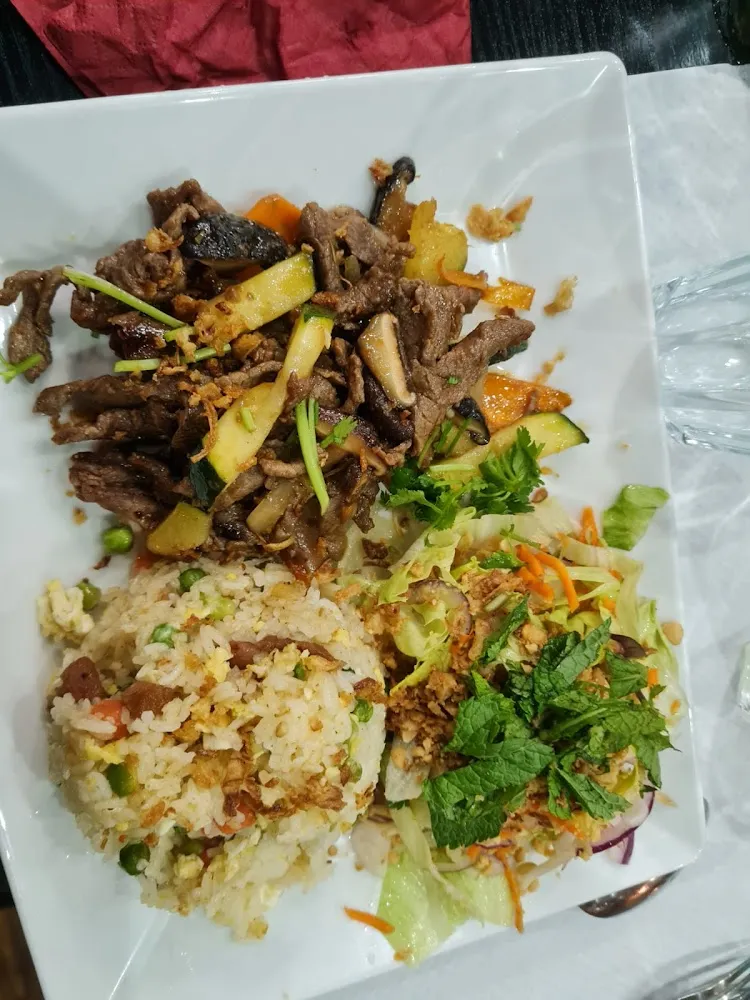 Bœuf Grillé Aux Oignons Et Champignons Parfumés